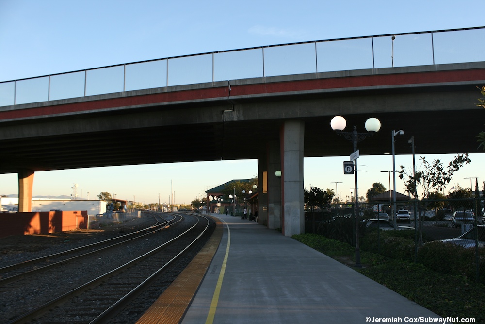 Oxnard (Metrolink Ventura County Line, Amtrak Pacific Surfliner and ...